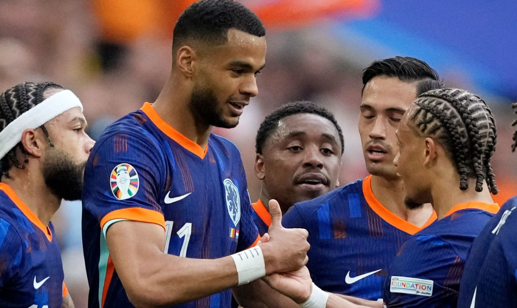 Holland slog Rumænien 3-0 og gik videre til kvartfinalen i EM